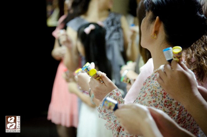 婚禮現場的賓客準備等新婚的新人進場拉炮 婚禮現場的賓客準備等新婚的新人進場拉炮