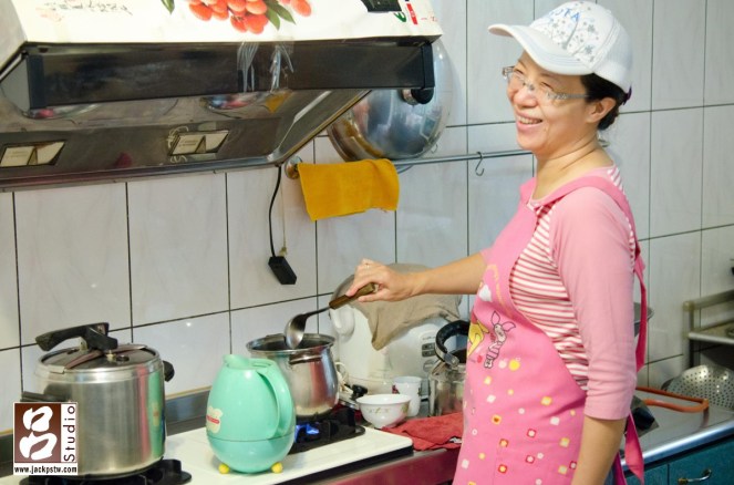 旁邊鄰居也來幫忙煮甜湯 旁邊鄰居也來幫忙煮甜湯