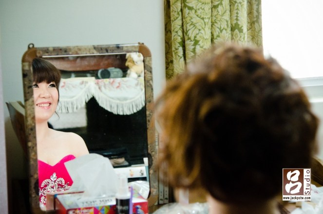 新娘上妝完超開心 新娘上妝完超開心