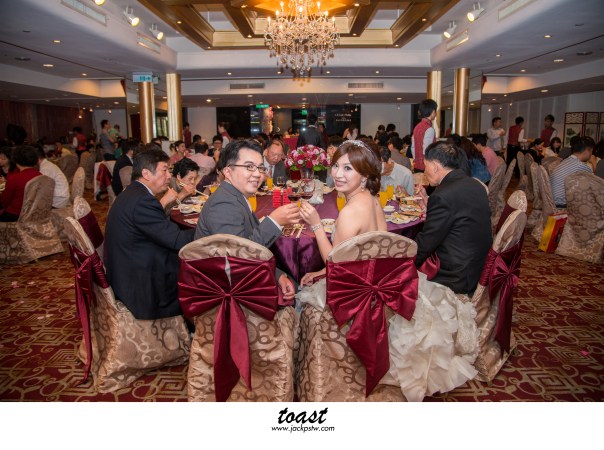 趁空檔偷拍一些看鏡頭的畫面,其實小呂比較喜歡拍自然的互動,不用刻意看鏡頭