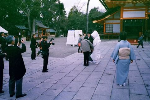 日本的婚禮記錄攝影師,穿很正式 日本的婚禮記錄攝影師,穿很正式