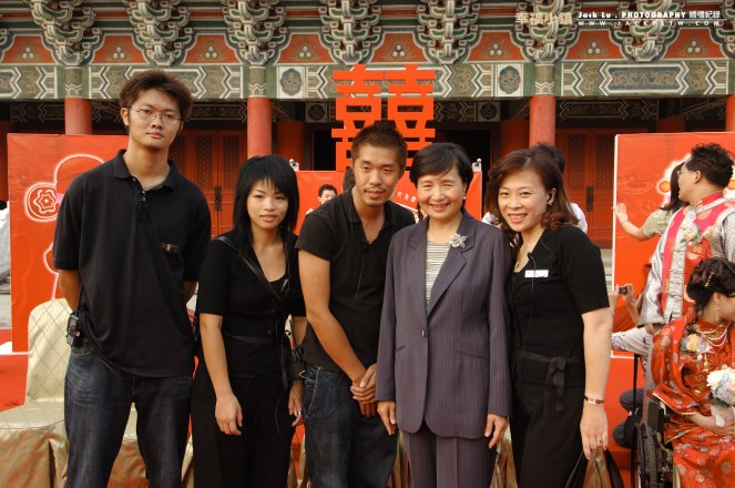 婚紗公司協辦高雄孔廟集團婚禮,長官與工作同仁合照 婚紗公司協辦高雄孔廟集團婚禮,長官與工作同仁合照