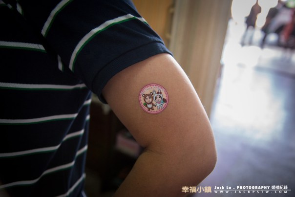 印有新人Q板的小貼紙