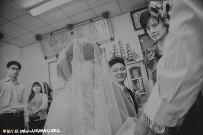 拜別中蓋頭紗畫面