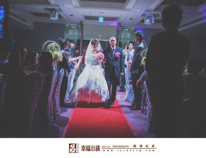 新娘子入場時第一眼看到新郎就開心笑容