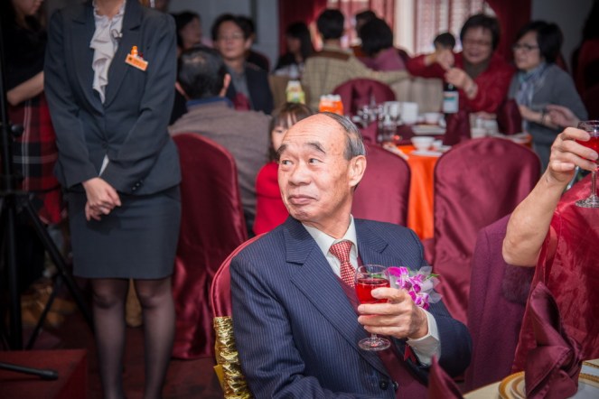 新郎父親的眼神:父親比較不方便行動.從眼神流露出當天喜悅表情