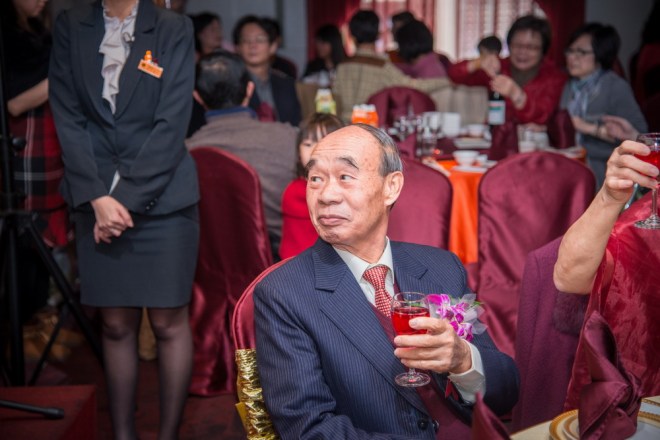 新郎父親的眼神:父親比較不方便行動.從眼神流露出當天喜悅表情