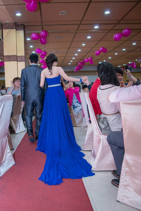 新娘子看到很久不見朋友參加她的囍宴, 很有默契的與賓客合掌