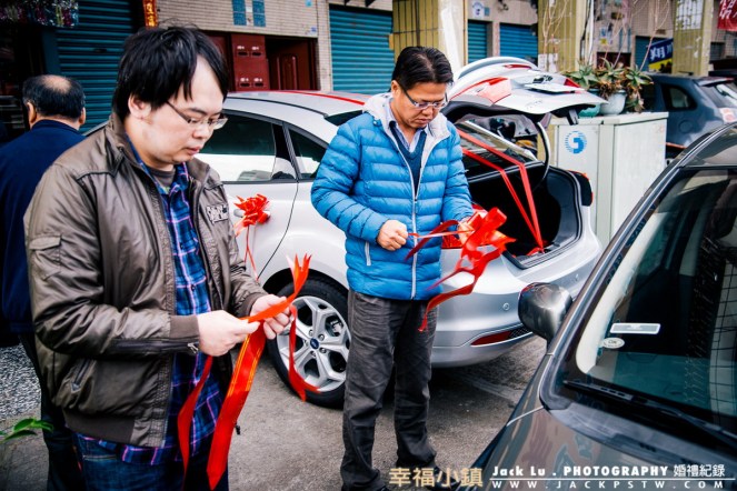 新郎官的朋友在榜門把彩