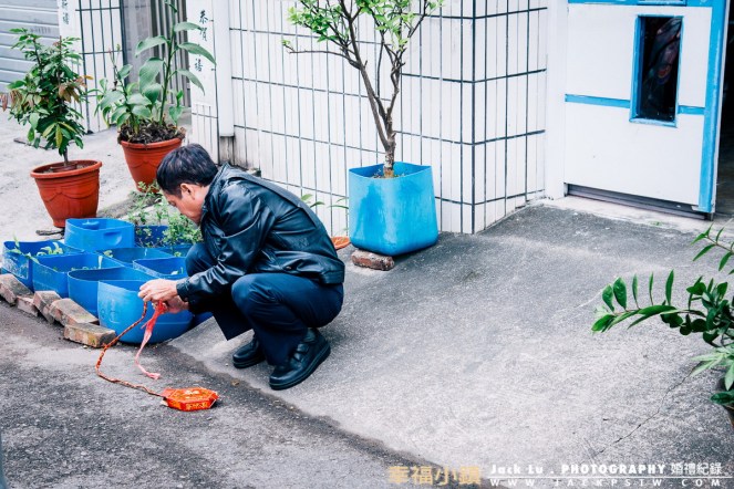 新娘的父親準備放炮