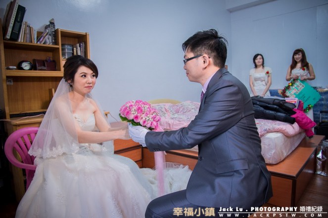 穿白紗的新娘接受捧花