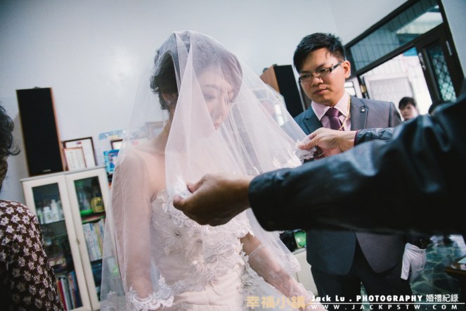 父親替女兒蓋頭紗