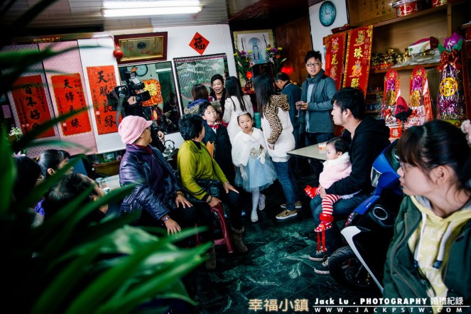 男方家人在等待新娘