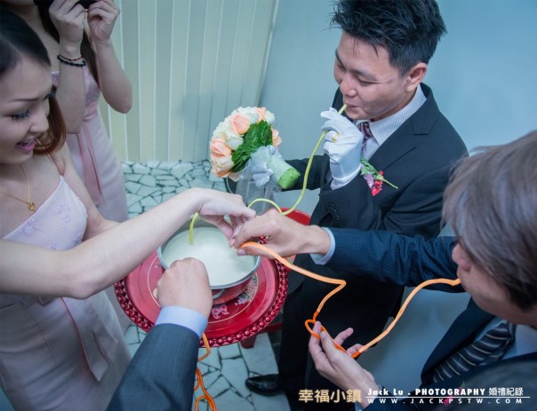 [ 闖關關卡 ] 在2分鐘內新郎與伴郎一起把豆漿喝完