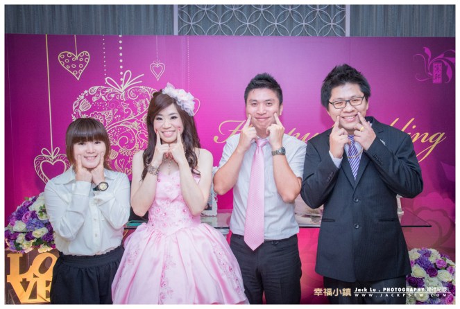 新娘新郎跟賓客說今天都笑到嘴巴好酸