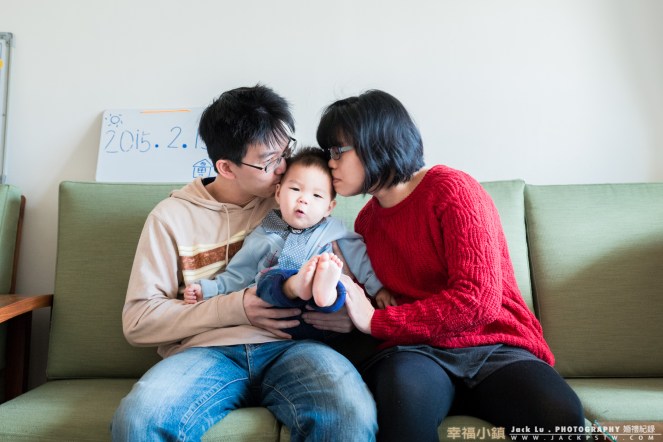 在自家內拍攝全家福