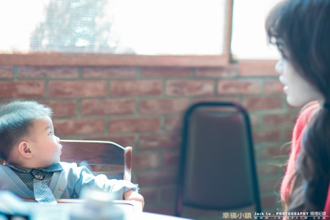 結束後我們到餐廳吃飯, 阿寶看到美女!