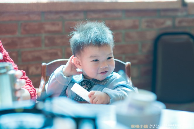 看到別邊做個美女,不好意思的摸頭