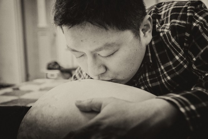 準父親親吻母親的肚子畫面