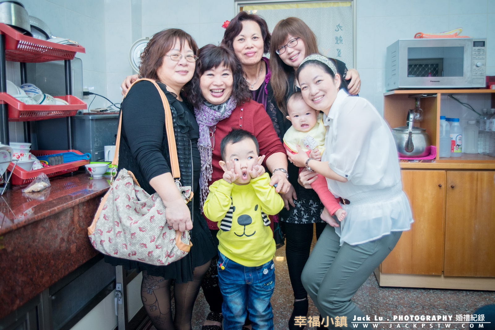 這位小朋友表情超好玩,臉都壓到變形