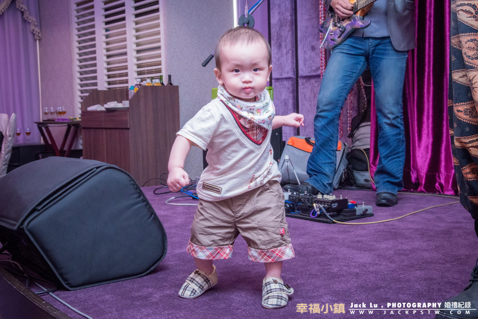 婚禮當天的樂團演講超high,小朋友也開始跳舞