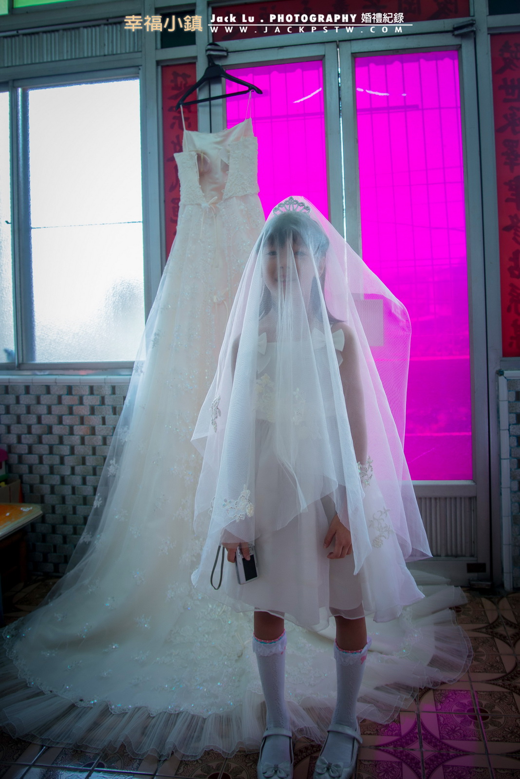 其實這張照片我是有點參考外國婚攝作品,剛好時機對了就叫花童自己玩白紗,比較可惜的是角度上太斜了,想要在拍正面一點,小朋友跑掉了