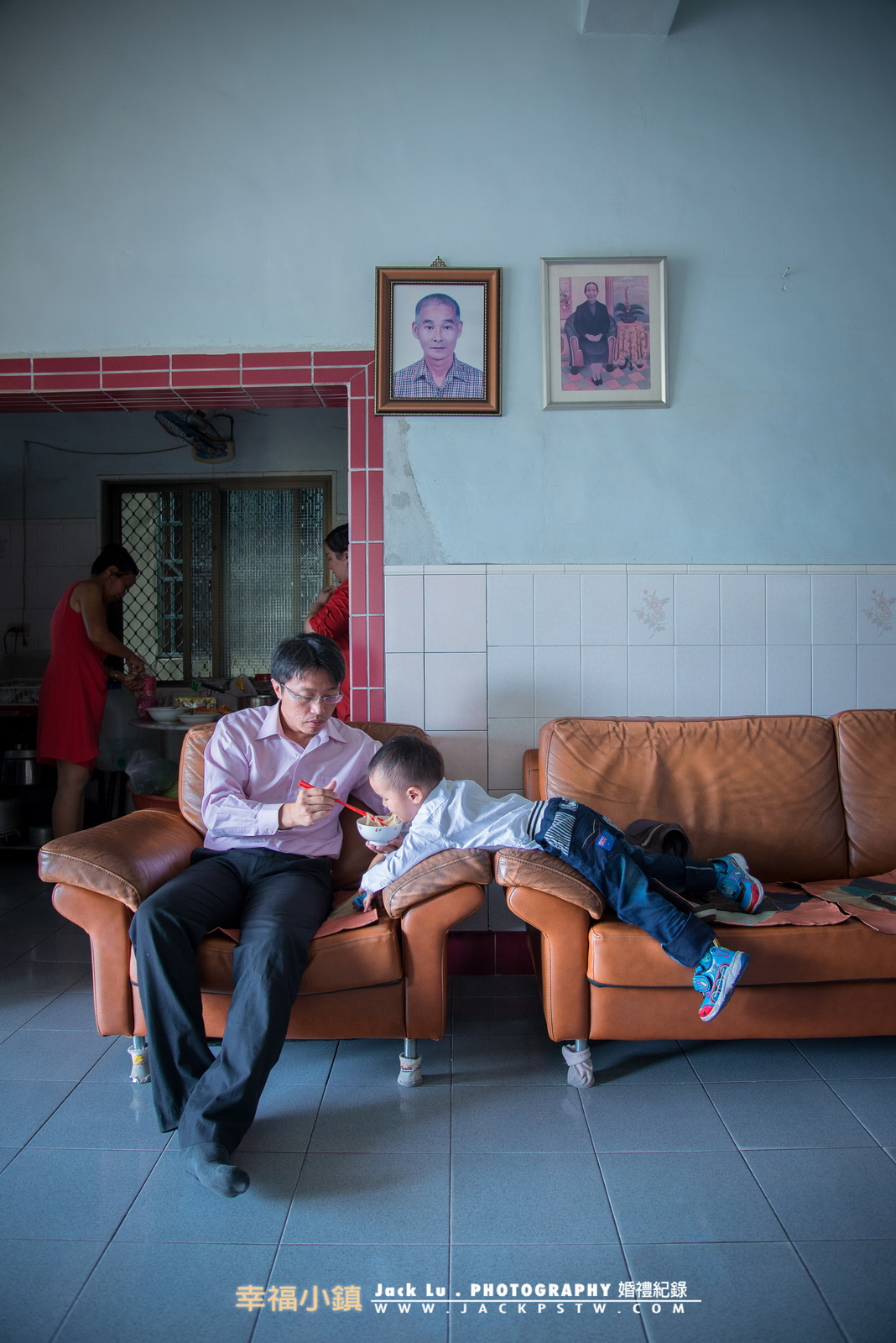 爸爸在餵小朋友吃飯
