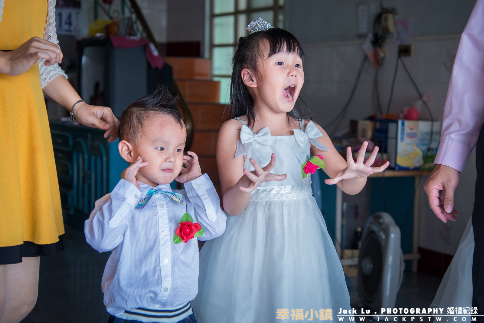 要放鞭炮時,小朋友的表情