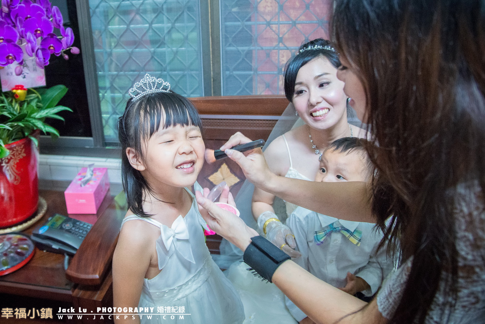 小花童看到新秘在幫新娘補妝也吵的要畫妝!當新秘幫助她時又感覺很癢