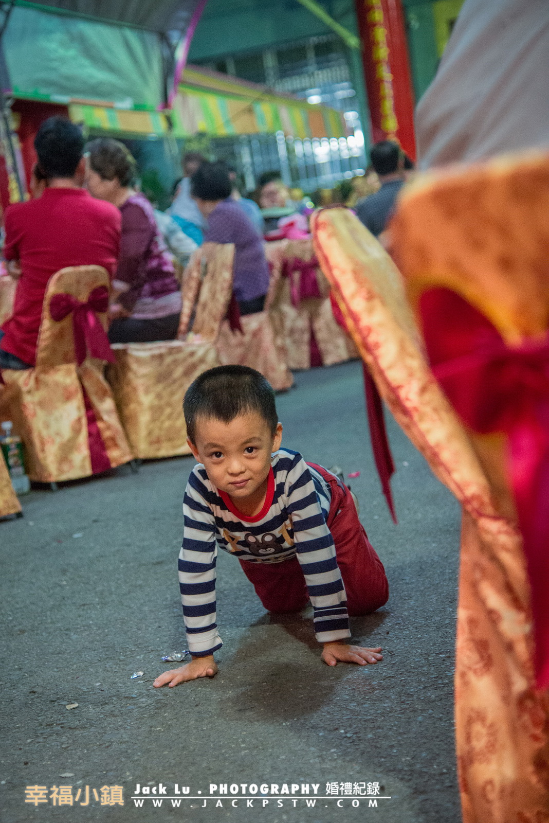 處處都是我的playground,看到我在拍他露露淡淡的笑容