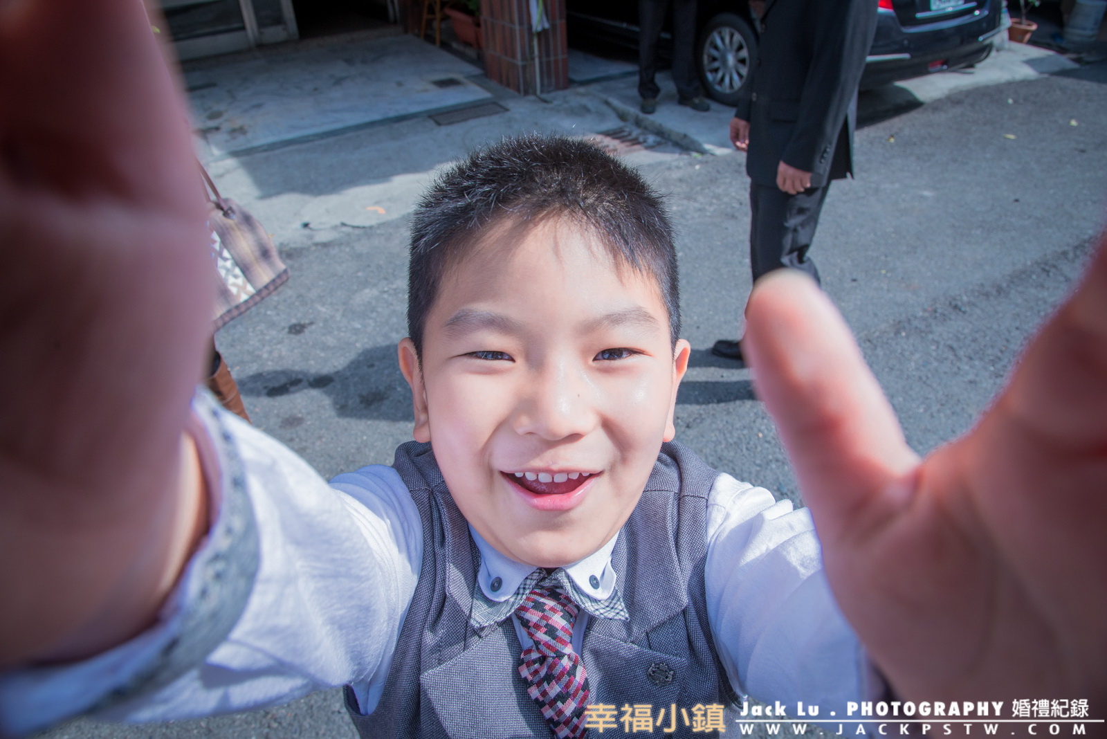 婚禮記錄-小孩-小朋友-照片:小花童看到我在拍他