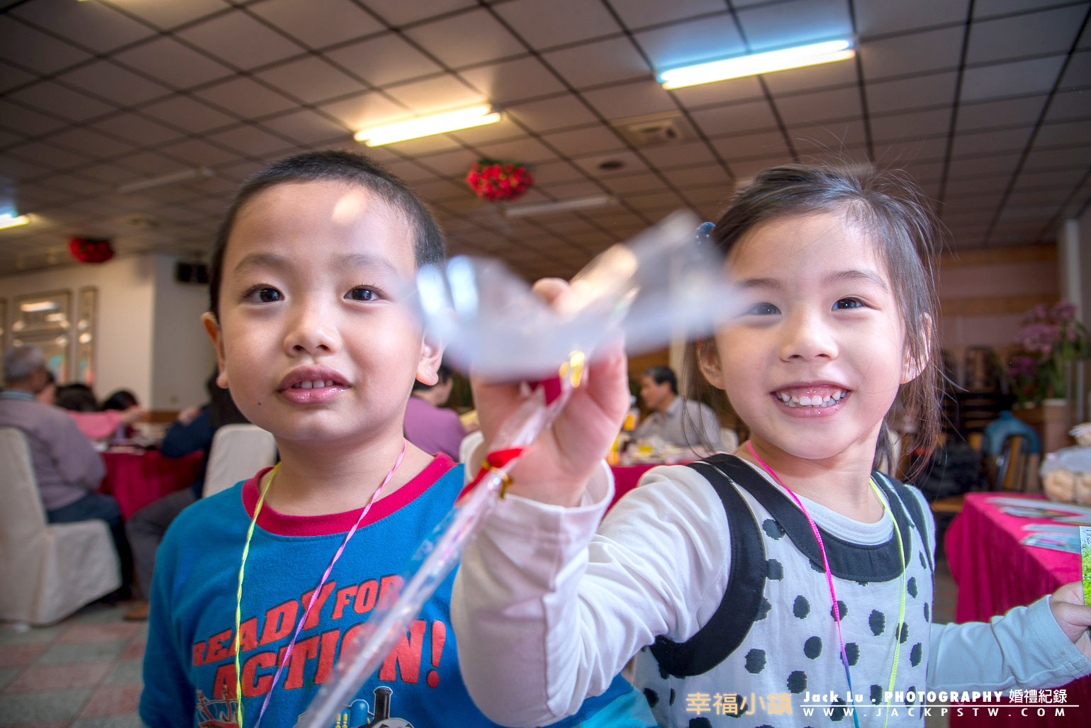 可愛的姐弟一直跟在我旁