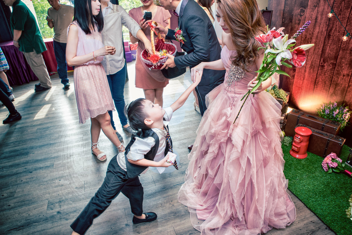 小花童在跟新娘跳舞