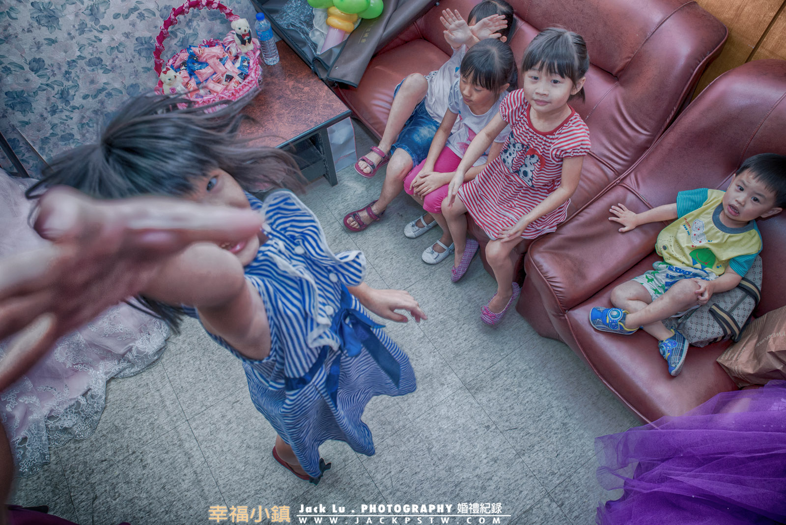 在新娘休息室,調皮的小朋友(高雄瑞峰喜宴廣場),想抓婚攝的鏡頭,還好攝影師夠高!