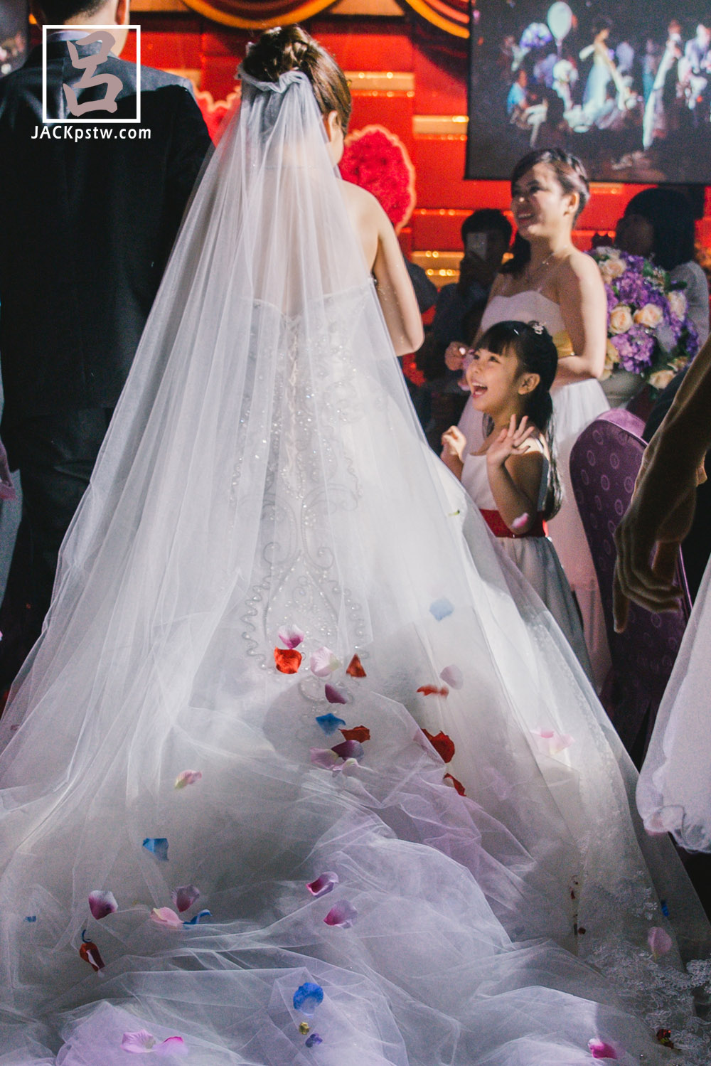 新娘進場時,小朋友看到現場燈光打在白紗,露出開心的表情