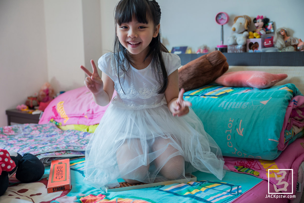 小花童在活潑,被要求跪算盤, 跪了還那麼開心