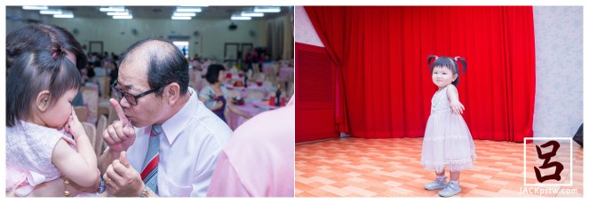 新娘父親在跟孫女玩