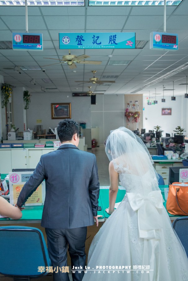 新娘穿的白紗到戶政事務所登記