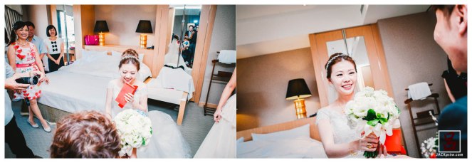 新郎送上捧花給新娘 新郎送上捧花給新娘