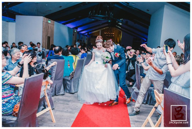 親友在灑花的畫面 親友在灑花的畫面