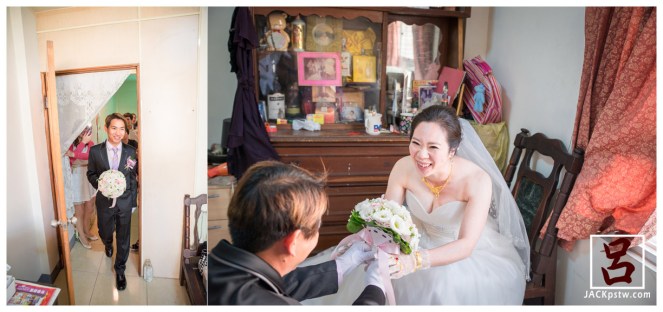 新娘看到新郎送上捧花笑的超開心