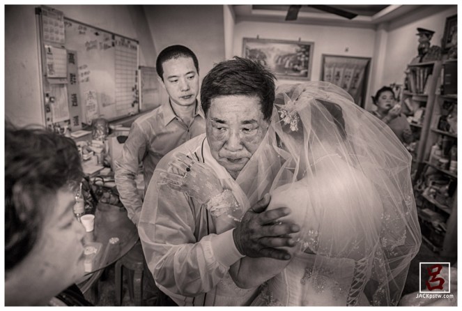 很喜歡他們家人眼神的感覺,有點不捨