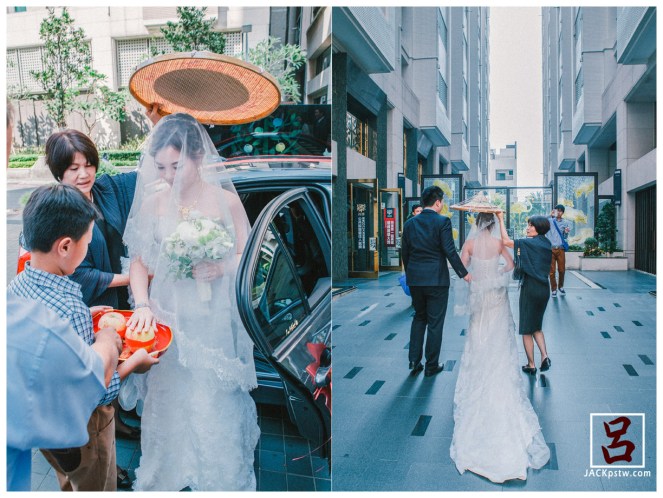 男童開車門請新娘下車，新娘摸橘子俗稱「拜轎」。這兩個橘子要放到晚上，讓新娘親自來剝，意謂可招來「長壽」。