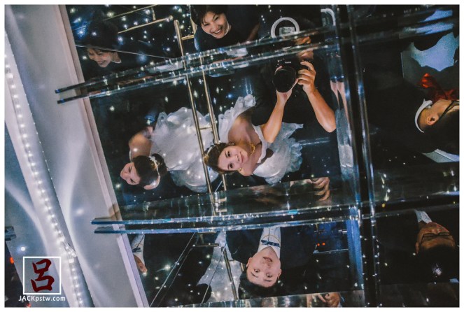 漢來巨蛋會館的電梯抬頭一上滿天星