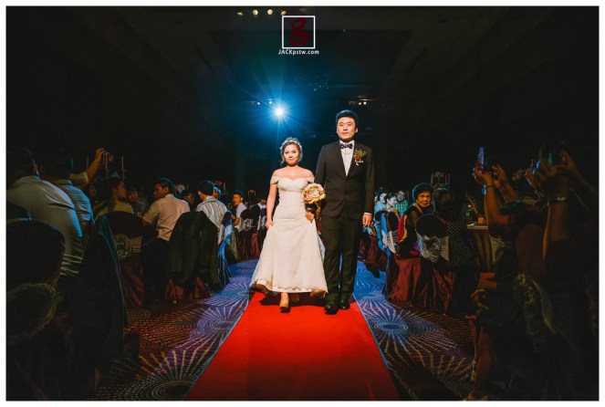 今天是你們舞臺,新郎牽的新娘緩緩走向主桌