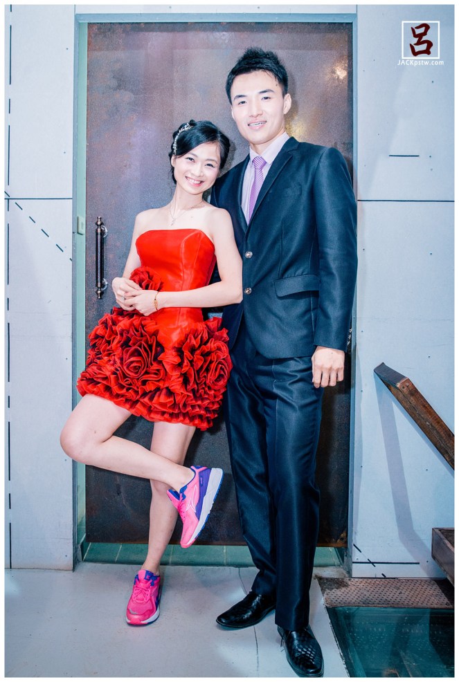 新人準備出場, 新娘特別換上運動鞋, 等下將以跳舞方式進場