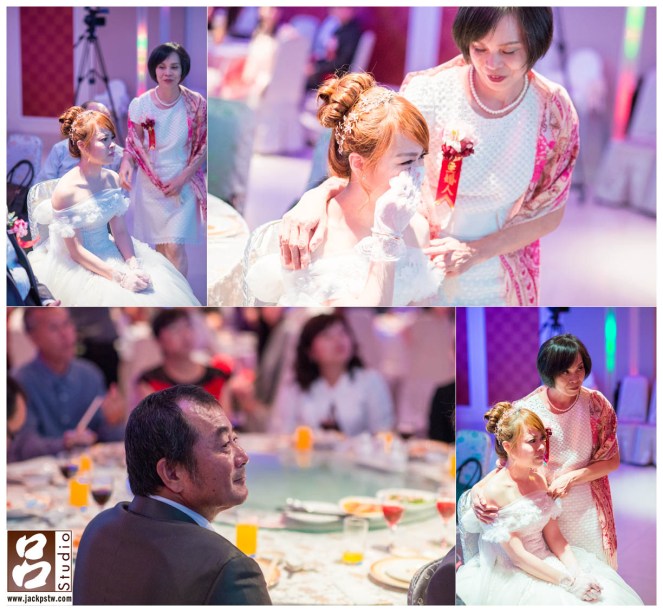 新娘子看到小時候的成長影片,忍不住掉淚,媽媽跑過來安慰