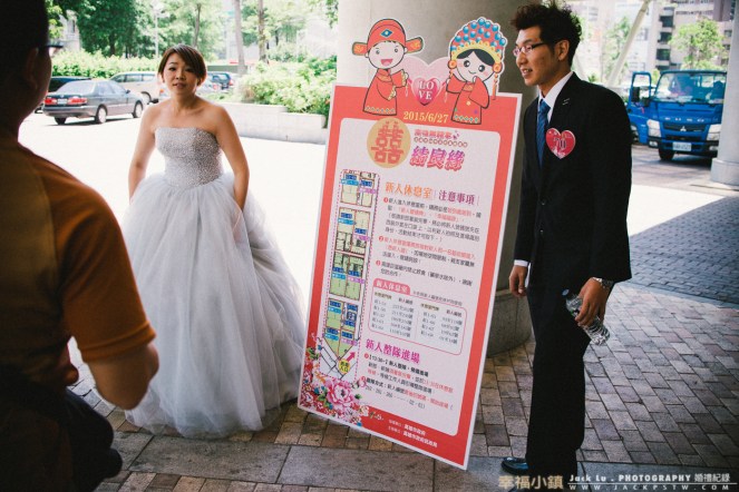 2015-高雄集團婚禮-當天照片: 準新人當天到巨蛋大門報到,外頭一些刊板,小東西,滿多人會在這邊拍類婚紗。 2015-高雄集團婚禮-當天照片: 準新人當天到巨蛋大門報到,外頭一些刊板,小東西,滿多人會在這邊拍類婚紗。