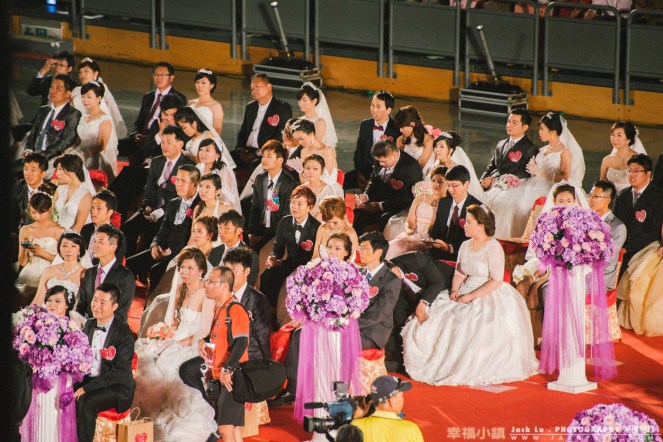 最後拍大合照會要求大家坐在座位,官方攝影師從舞台上拍向180對新人的方向 最後拍大合照會要求大家坐在座位,官方攝影師從舞台上拍向180對新人的方向