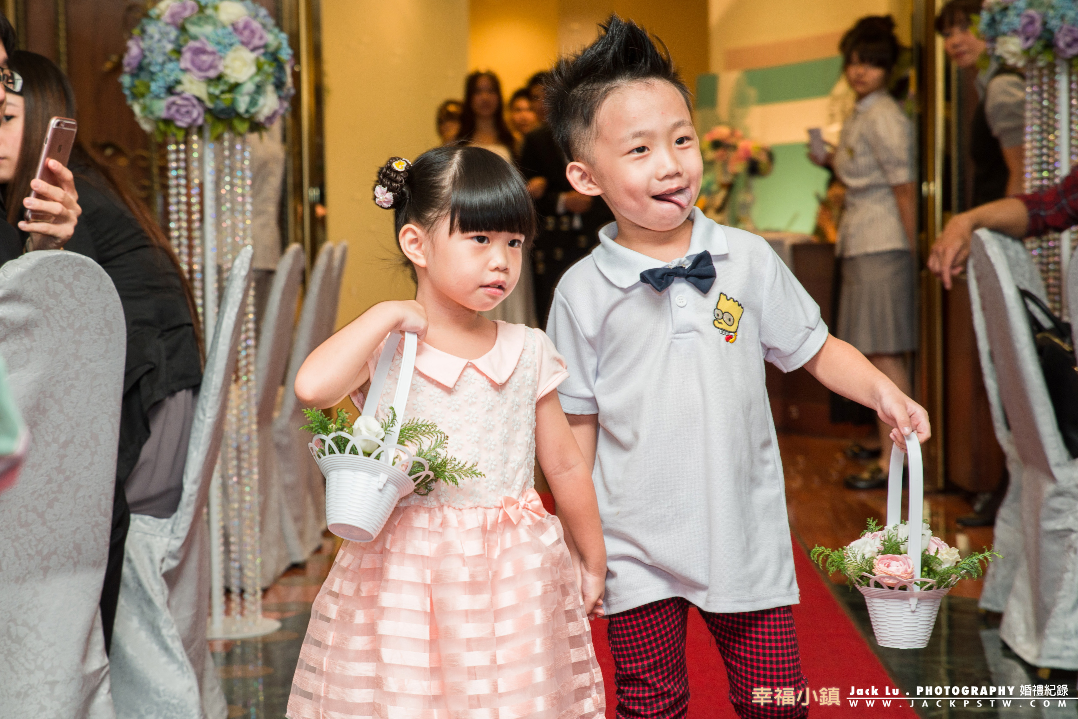 進場的小花童吐的舌頭,如果在大一點的話就可能受到社會的規範在行為舉止不在那麼天真自然